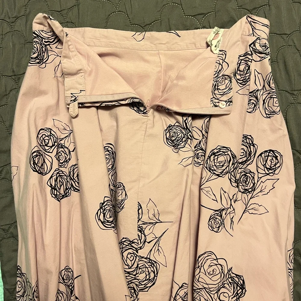 H&M midi flare skirt. Lavender with black floral design. Size 8 - Picture 4 of 6